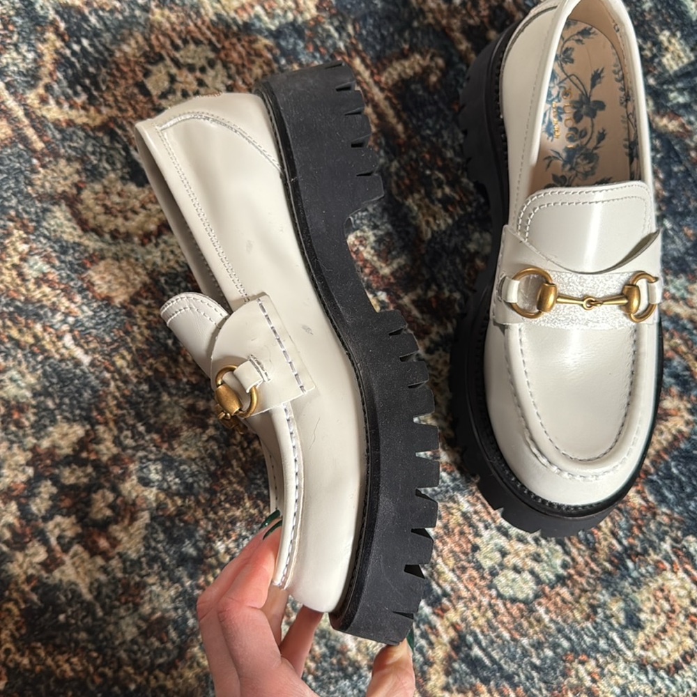 Gucci platform horsebit loafers in white - Picture 2 of 7